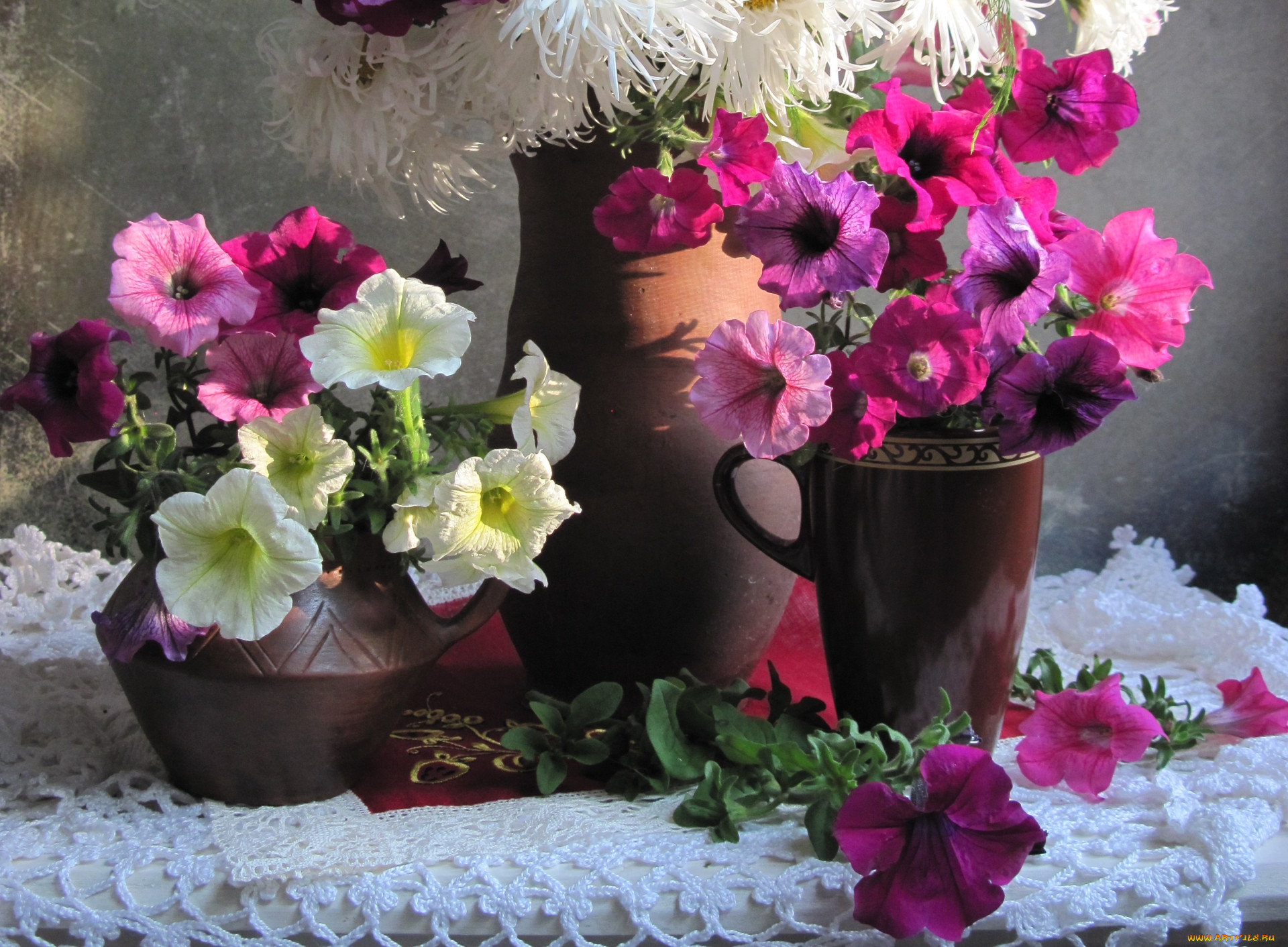 Букет цветов петуньи в вазе